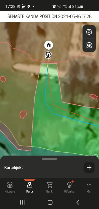 Skärmdump av robotgräsklipparens app med förskjuten satellitbild och markerad transportväg.
