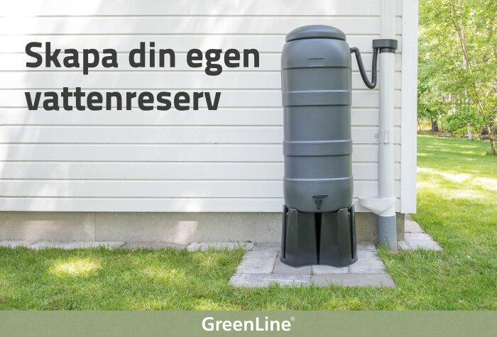 Grå GreenLine regntunna på 100 liter placerad vid husvägg, ansluten till stuprör, för att samla regnvatten.