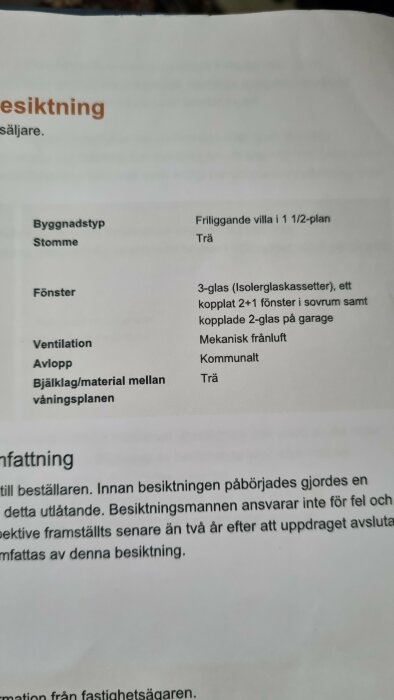 Oskarp bild av ett besiktningsdokument med teknisk information om en friliggande villa.