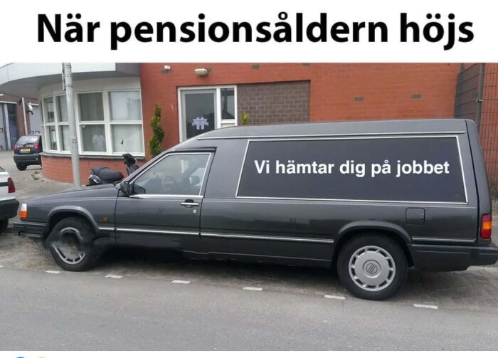 Svart likbil med texten "Vi hämtar dig på jobbet" parkerad på gata, humoristiskt inlägg om höjd pensionsålder.