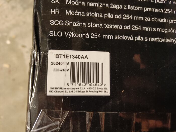 Etikett på svart förpackning med streckkod, text flerspråkig, tillverkningsdatum 2024-01-15.
