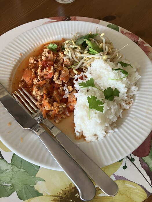 Pollognese med krossade tomater och vitlök serverad med ris och en sallad på böngroddar och sockerärter.