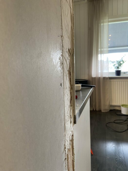 Ojämn väggövergång med synliga skador som ska åtgärdas vid renovering av köket.