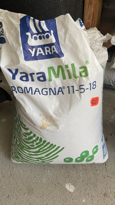 Säck med Yara Mila Romagna NPK-gödsel (11-5-18) använd för tuja-bevattning.