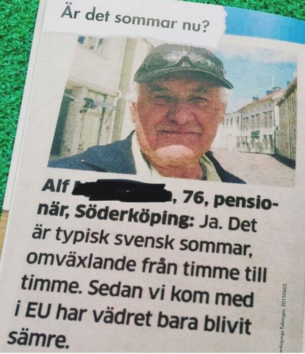 Äldre man i keps leende framför en gata, urklipp från tidningen med en text om svenskt sommarväder.