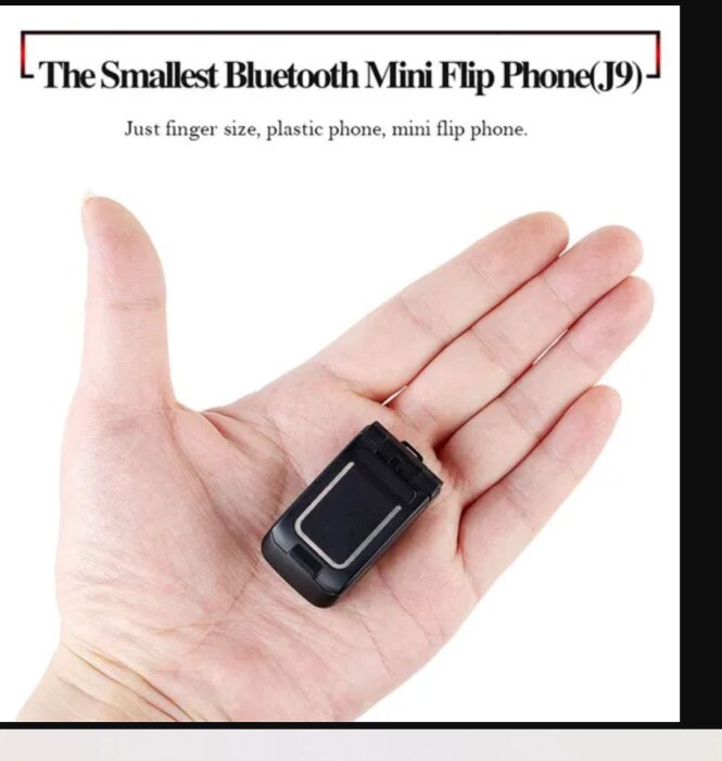 En hand håller den minsta Bluetooth mini-flip-mobiltelefonen mot vit bakgrund.