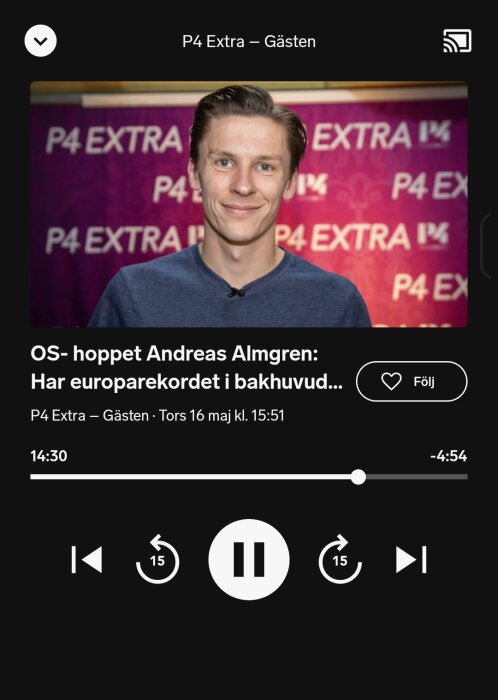 Leende man framför P4 Extra-logga på skärmbild av podcastsändning med uppspelningskontroller.