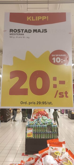 Erbjudandeskylt för rostad majsnacks med inkonsekvent jämförprissättning i matbutik.