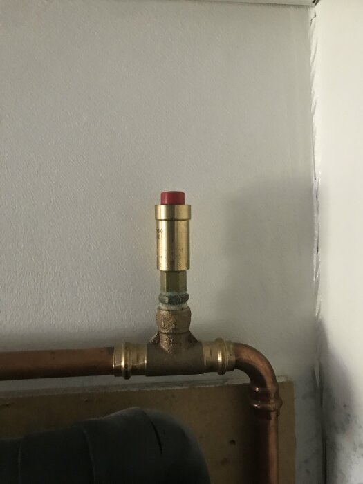 Expansionskärl med låg nivå och ventildetaljer för en Nibe F1246 bergvärmepump.