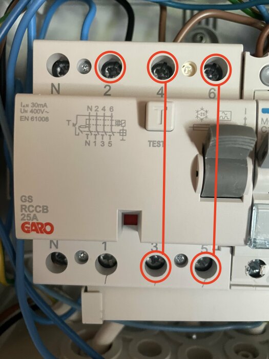 Elektriskt fel på jordfelsbrytare i säkerhetscentral med en ogenomskinlig plint nr 1 indikerad av röd ring och test med en summer.
