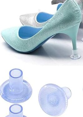 Plastproppar bredvid ett par högklackade skor som en lösning för isolering.