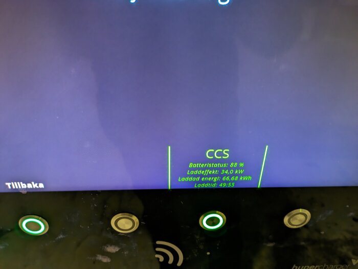Display av en elbilsladdare som visar batteristatus och laddningsdata.