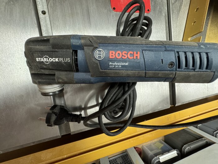 Begagnad Bosch GOP 30-28 multiverktyg med sladd och Starlock Plus-fäste.