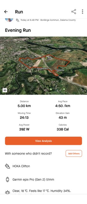 Skärmdump av löparapp med en 5 km rutt och statistik som genomsnittstid och kaloriförbränning.