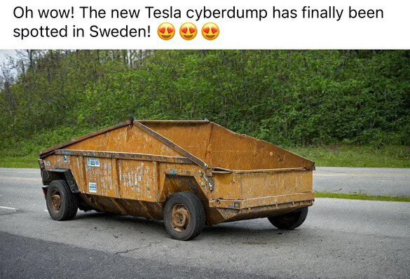 Rostrig container på hjul på en väg med träd i bakgrunden, humoristiskt jämförd med en Tesla Cybertruck.