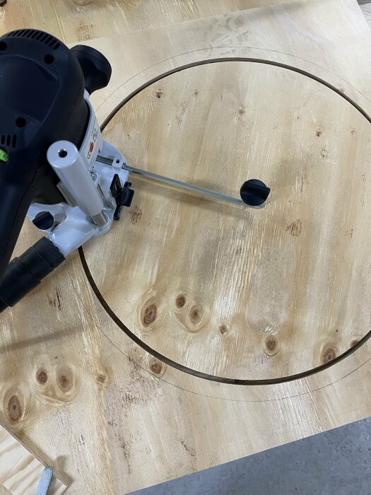 Användning av en cirkelfräs på konstruktionsplywood för att skapa rundad mall.