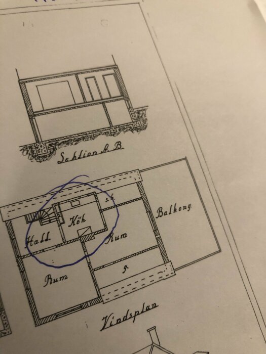 Gammal ritning av våningsplan i en byggnad med markerade rum som kök och hall, samt balkong.