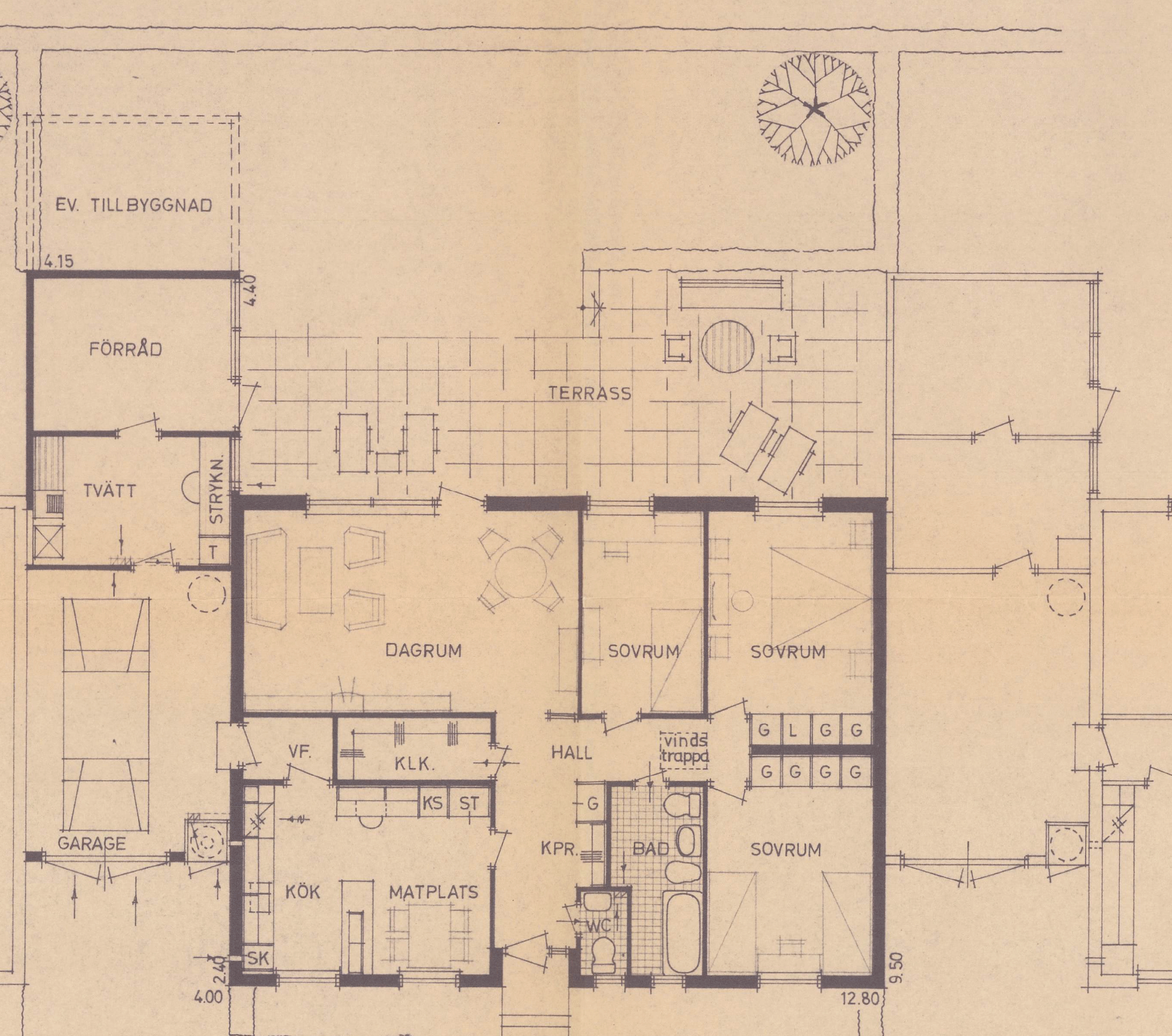 Arkitektritning av en 1 ½-plansvilla som visar planlösningen inklusive vardagsrum, kök, badrum, och sovrum anslutna till en central hall.