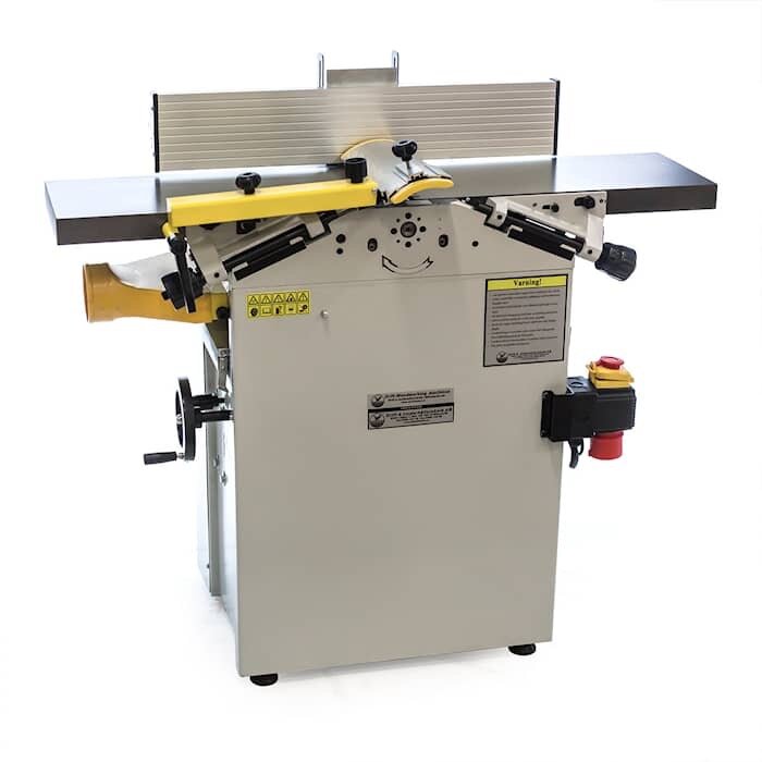 En industriell hyvelmaskin med flera justerbara komponenter och varningsetiketter, använd för snickeriprojekt.
