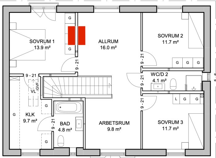 Planritning av en bostad visar placering av värmepump i allrummet med närhet till sovrum och arbetsrum.