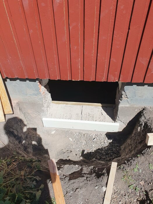 Öppning i husvägg med nylagt B-bruk vid grund inför fönsterinstallation.