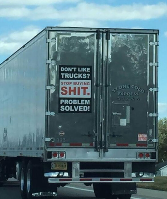Lastbilens bakdörrar med braskande budskap och företagsnamn "Stone Cold Express".