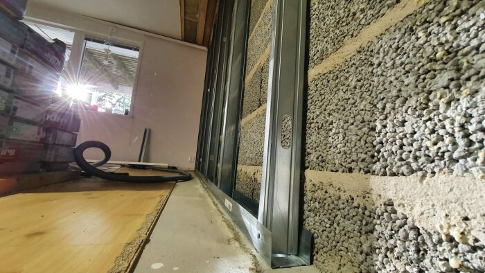 Renovering av suterrängvåning med plåtreglar och cellplast isolering mot lättbetongvägg.
