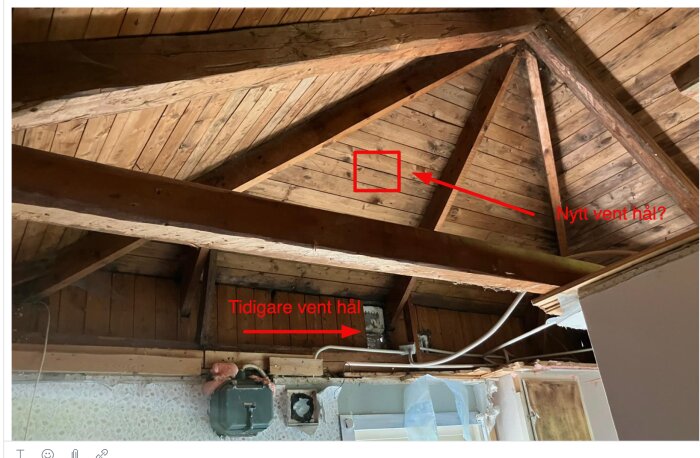 Vind med träbjälkar och valmat tak, visande tidigare och potentiellt nytt ventilationshål.