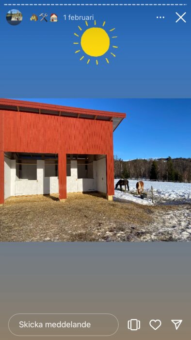 Rödmålat uthus byggt av telefonstolpar med hästar i snöigt landskap.
