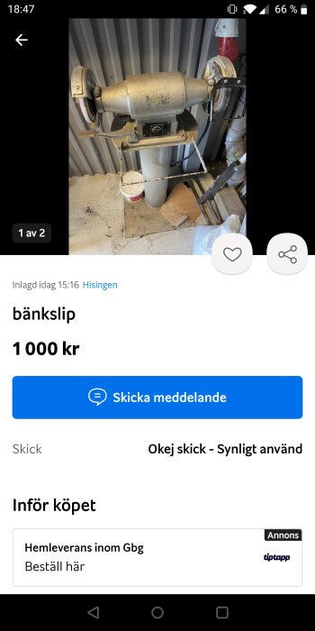 Använd bänkslipmaskin monterad på ett stativ i en verkstad.