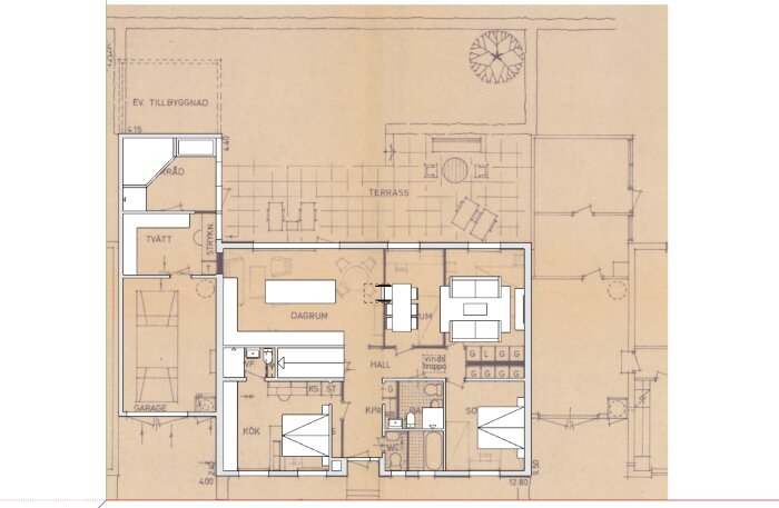 Arkitektritning av en våningsplan med markerad trappplacering och rumsuppdelning.