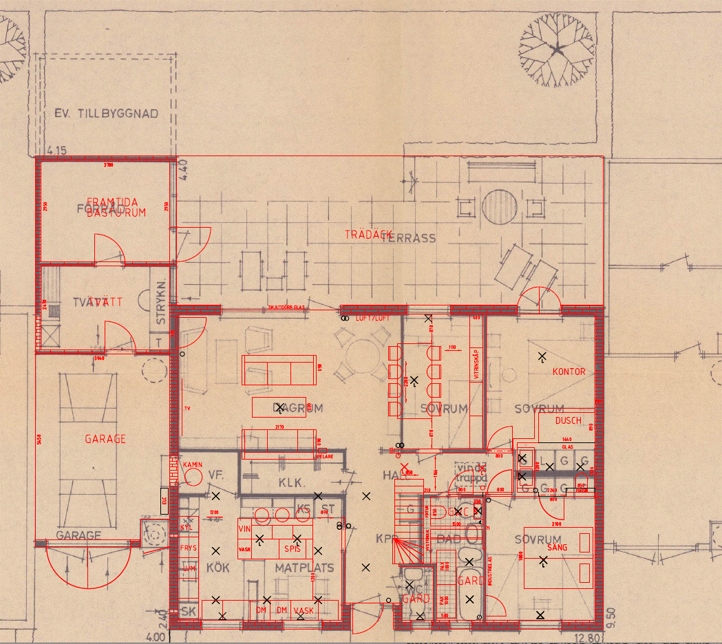 Reviderad arkitektritning av ett hem med nya kökslayouter, möblering och badrumsplacering markerat i rött.