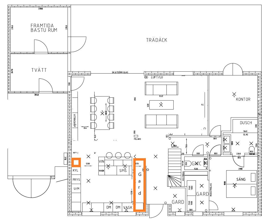 Arkitektonisk planritning av ett hus med markerat förslag på att flytta garderoben för ett mer funktionellt utrymme.