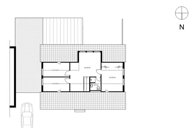 Arkitektritning över en ovanvåning med allrum, sovrum, och trappa placerad i centrum.