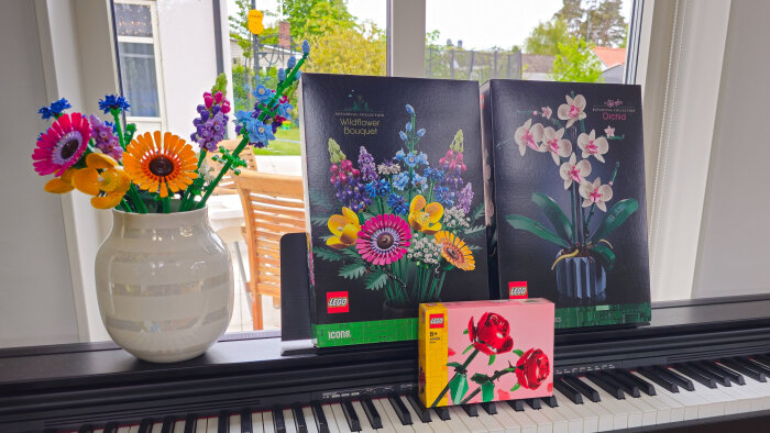 LEGO Botanical Collection blommor på ett piano, inklusive färdigbyggda modeller och förpackningar för tävling.