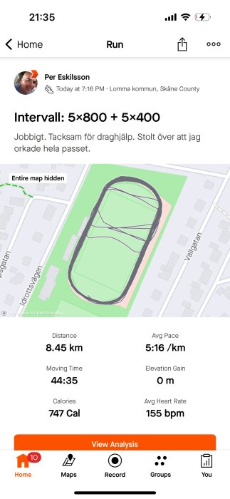 Skärmdump av löpapp som visar kartövervakning och statistik för en 8,45 km löprunda.