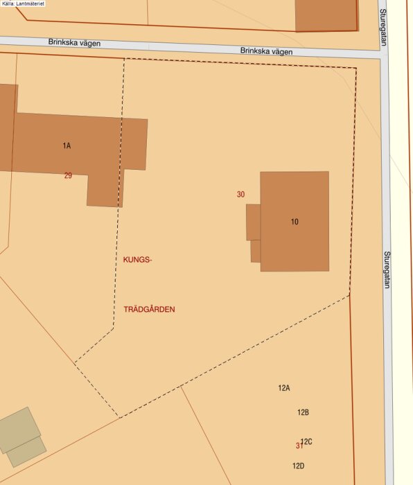 Fastighetskarta som visar ett litet hus markerat med nummer 10 till höger om en större byggnad.