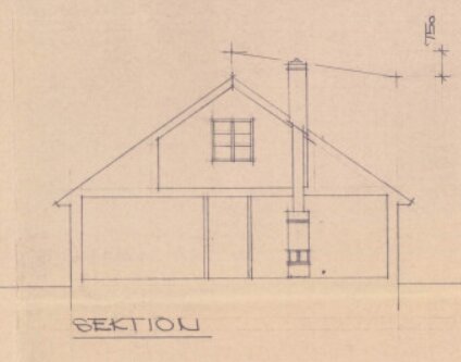 Handritad sektionsritning av ett hus med markerade mått och en bärande pelare.