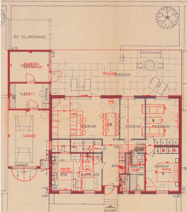 Översiktsbild på en byggnadsritning med markerade bärande väggar och planlösning för ett hus, inklusive möblering.