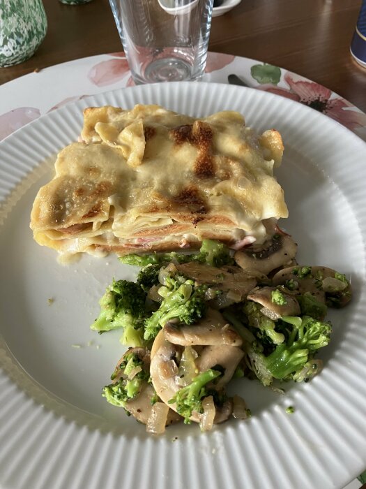 Pastakuddar i gratäng med tomater och mozzarella, strimlad rökt skinka samt stekt broccoli med lök och svamp.