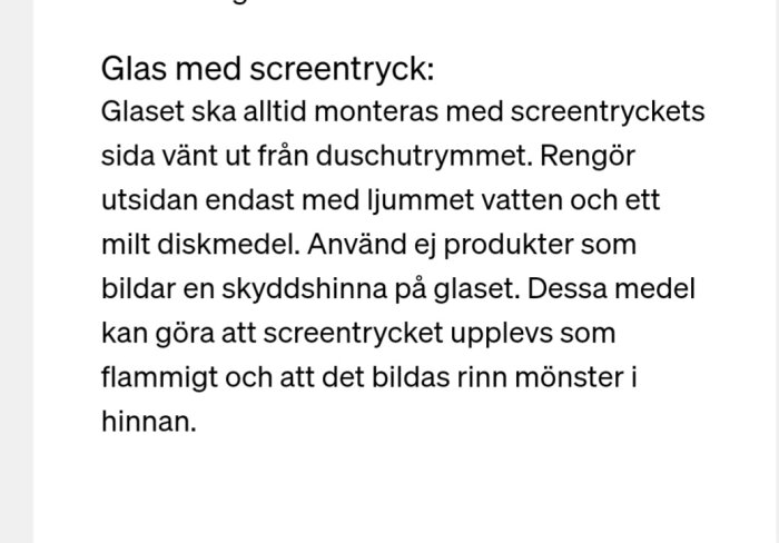 Skärmdump av foruminlägg om rengöring av glas med screentryck, varnar för användning av vissa rengöringsmedel.