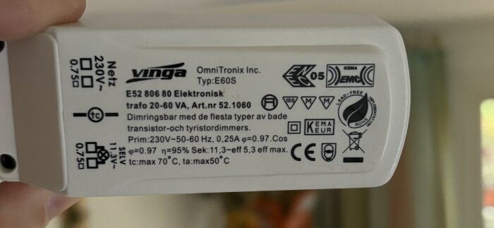 Närbild på en Vinga OmniTronix E60S elektronisk transformator för belysning med tekniska specifikationer.