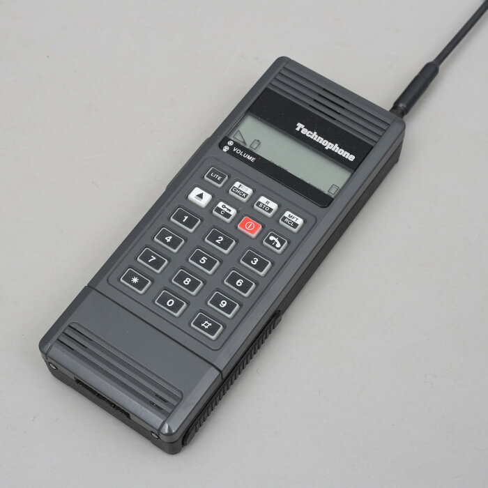 Gamla Technophone NMT 450 mobiltelefon som liknar en tegelsten.