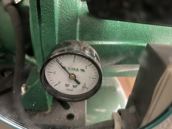 Manometer på en EMS Maxi Jet pump som visar 4 bar tryck.