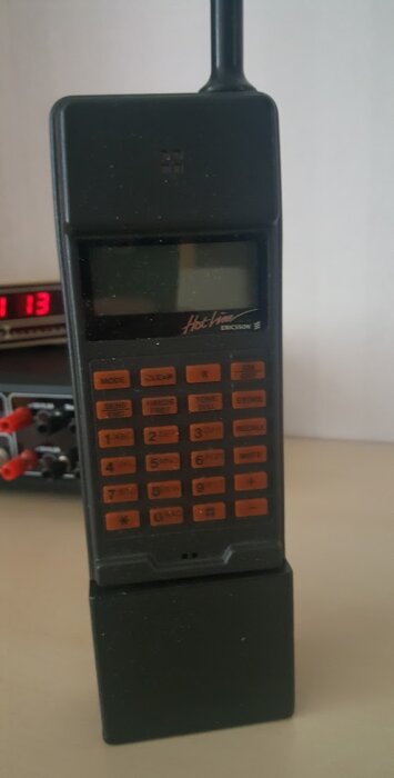 Ericsson Hotline NMT 900, den första bärbara mobiltelefonen från sent 80-tal, med orange knappsats.