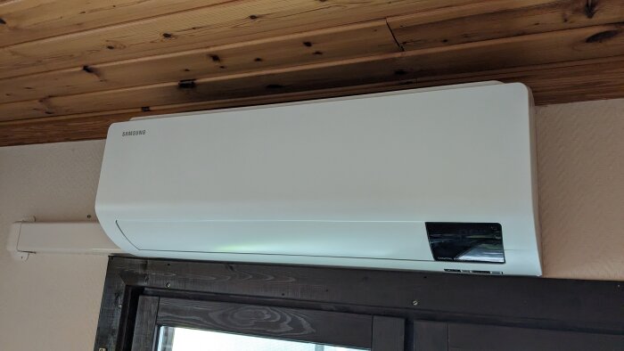 Samsung Nordic Home 35 luftkonditioneringsenhet installerad ovanför ett fönster, kondensvattenproblem nämns.