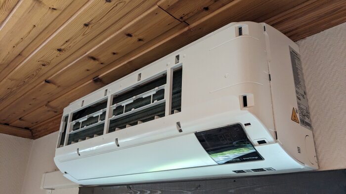 Samsung Nordic Home 35 luftkonditioneringsenhet monterad på vägg med främre panel delvis avtagen.