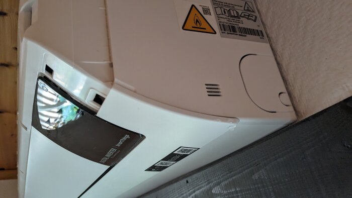 Närbild av Samsung Nordic Home 35 AC-enhet där kondensvatten syns droppa från sidpanelen.