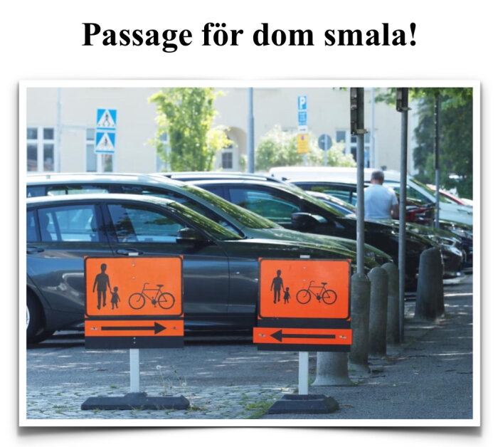 Trafikskyltar som anger passage för gående och cyklister, parkerade bilar i bakgrunden.