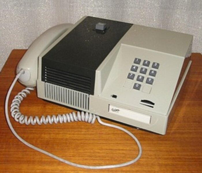 Vintage Ericovox 200 telefon med knappsats och högtalare från 1980-talet på ett bord.